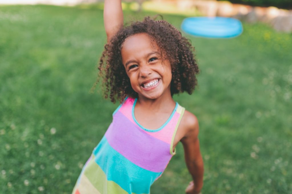 portrait people excitement black summer child girl smiling smiling smile person happy happy diverse t20 jR21pv